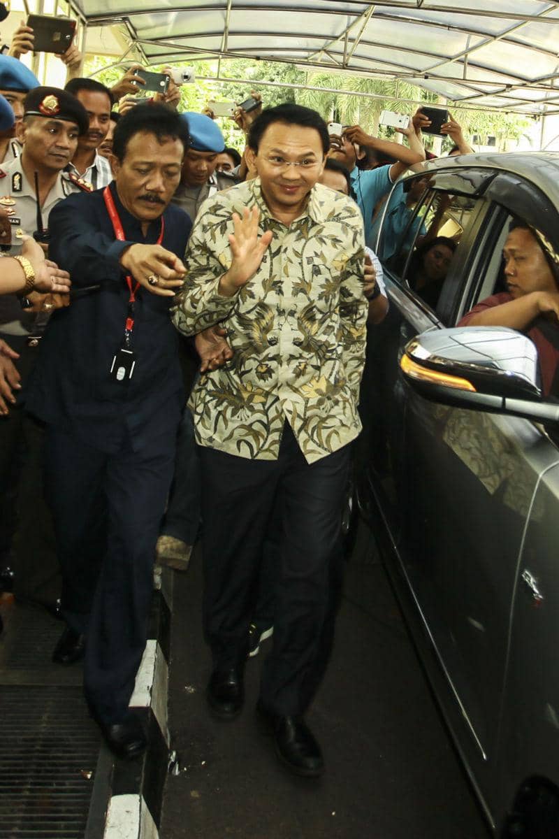 https://cdn.idntimes.com/content-images/post/20161206/antarafoto-ahok-tandatangani-berkasp21-011216-adm-2-2f3fde4c3c8cfeebdb33f4e97fbc7cea.jpg