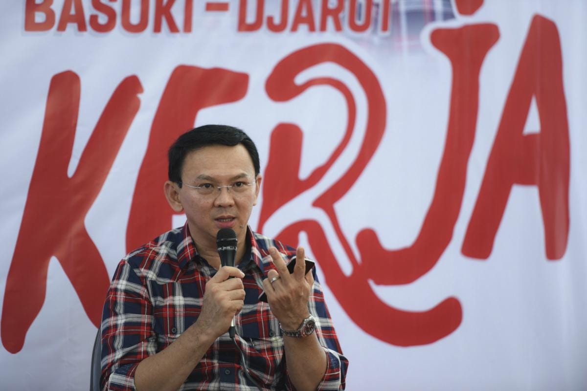 https://cdn.idntimes.com/content-images/post/20161116/antarafoto-ahok-terima-pengaduan-warga-141116-hma-4-89d2f65b48e438ec626a7b2c10ed80cc.jpg