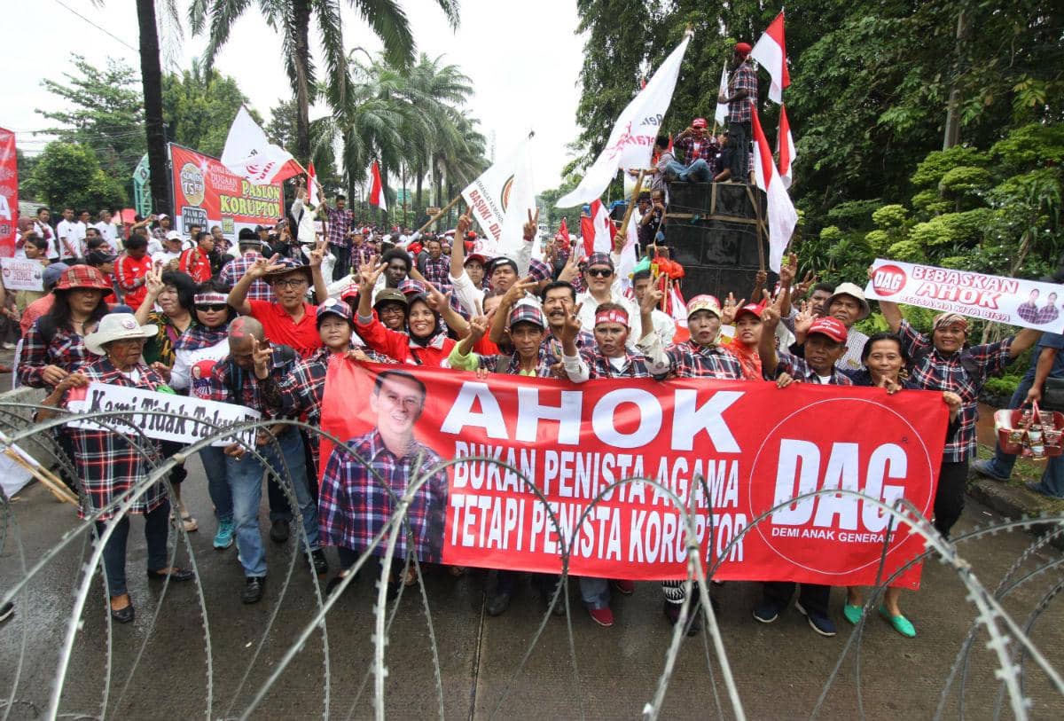 https://cdn.idntimes.com/content-images/post/20170201/antarafoto-aksi-relawan-dukung-ahok-310117-rn-1-c91256fefaa32afcfd9950e75b35a46f.jpg