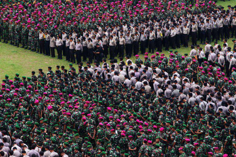 https://cdn.idntimes.com/content-images/post/20170418/antarafoto-apel-pergeseran-pasukan-pengamanan-pilkada-dki-180417-riv-4-1492506767-69310-0ab9583d4116c55e1c550af1d867c5d3.jpg