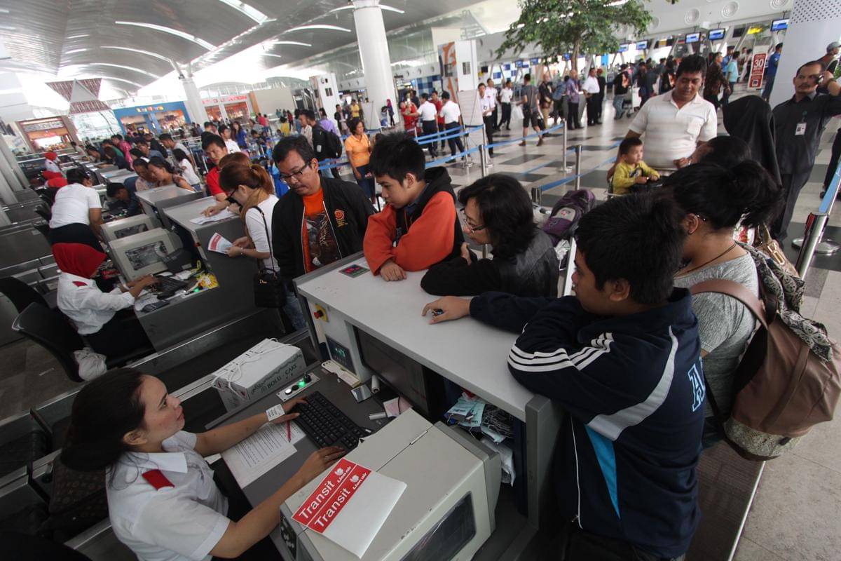 http://cdn.idntimes.com/content-images/post/20160701/antarafoto-arus-mudik-bandara-kualanamu-160715-sp-1-5070004b81ff41e33c3a5c862d55ec20.jpg