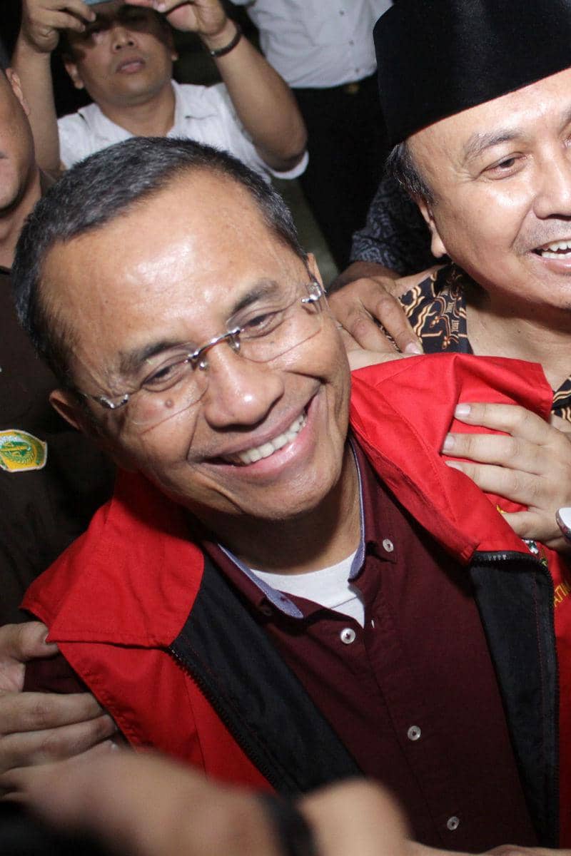 https://cdn.idntimes.com/content-images/post/20161028/antarafoto-dahlan-iskan-tersangka-korupsi-penjualan-aset-271016-um-2-33d7f6fcb6e5bef26d06e94928073f83.jpg