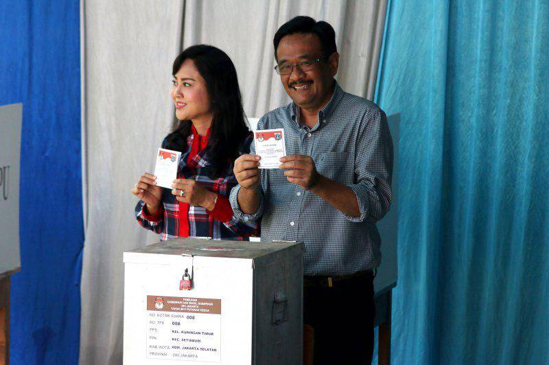 https://cdn.idntimes.com/content-images/post/20170419/antarafoto-djarot-gunakan-hak-pilih-190417-riv-2-1492599893-49743-3b850c8aca507495a62a20e012c05077.jpg