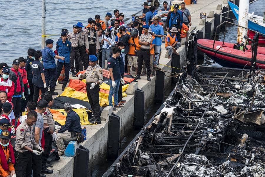 https://cdn.idntimes.com/content-images/post/20170102/antarafoto-evakuasi-korban-kebakaran-kapal-010117-agr-4-f746adccc80eef51119535cc10c36dc7.jpg