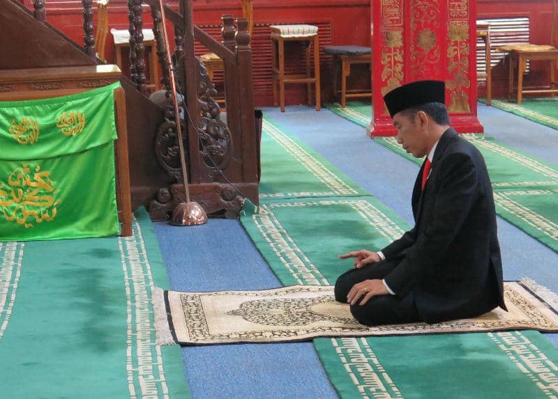 https://cdn.idntimes.com/content-images/post/20170517/antarafoto-jokowi-shalat-masjid-niujie-baijing-140517-irfan-3-ba818984aa8593fc2536a63ae3145e7b.jpg
