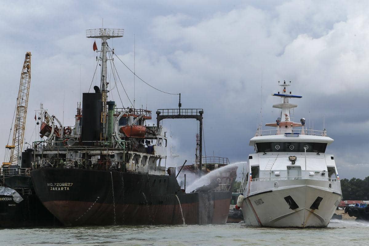 https://cdn.idntimes.com/content-images/post/20161128/antarafoto-kapal-tanker-meledak-di-batam-161116-mnk-2-ba5292cbf89a6e984be814783834d759.jpg