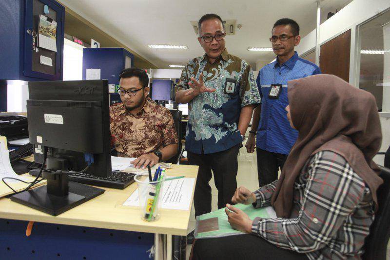 https://cdn.idntimes.com/content-images/post/20170320/antarafoto-kebijakan-permohonan-paspor-baru-170317-adm-2-1489990712-97185-23b44f4f19f53cc93e433e8c2ff0a219.jpg