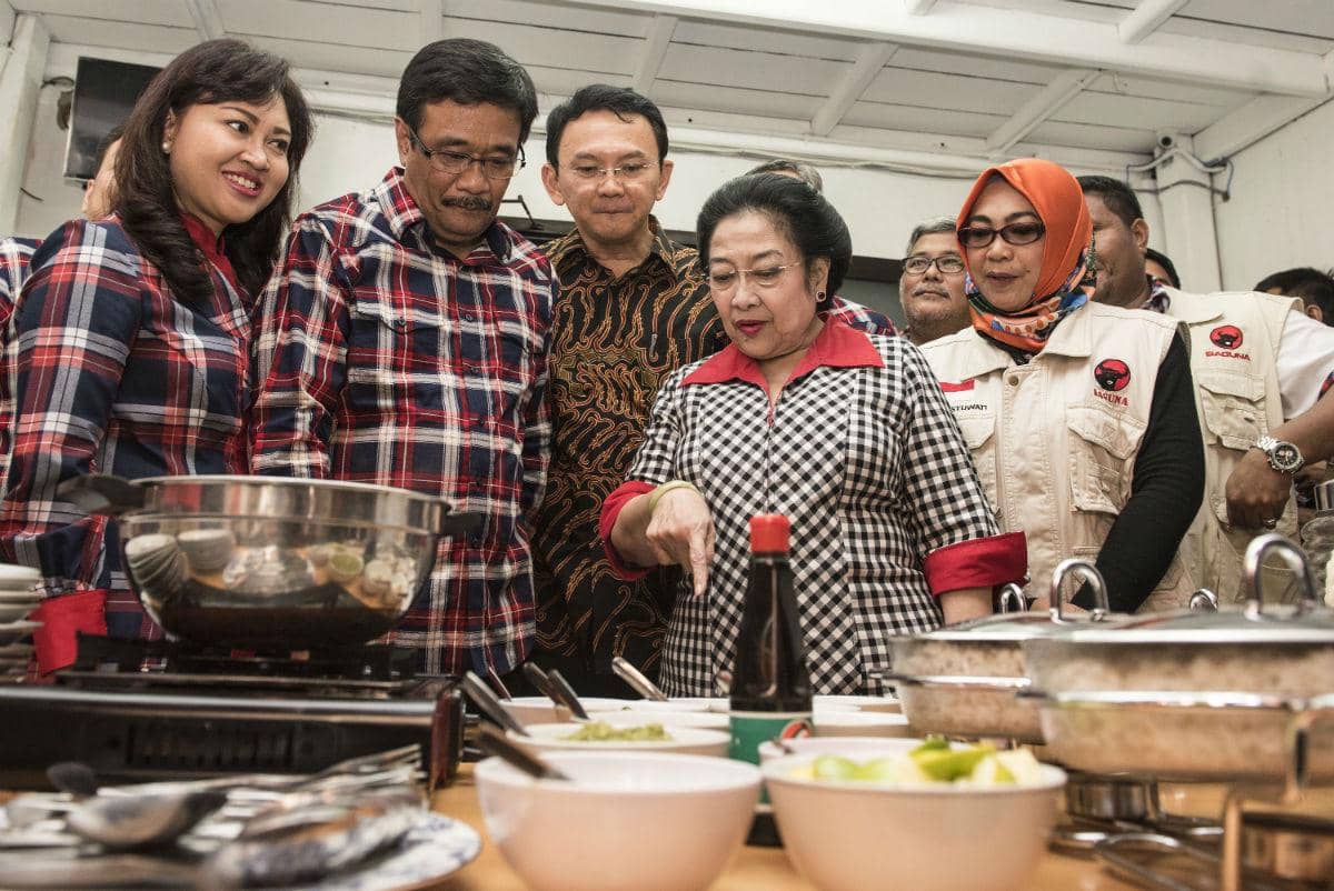 https://cdn.idntimes.com/content-images/post/20170331/antarafoto-megawati-berikan-arahan-ke-relawan-150317-agr-1-9eace9fff1a1c33782eac600b30712b3.jpg