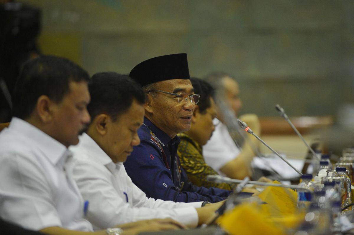 https://cdn.idntimes.com/content-images/post/20161220/antarafoto-mendikbud-dpr-011216-ak-1-3b1382173ebcbb28faad73efe686fbf3.jpg