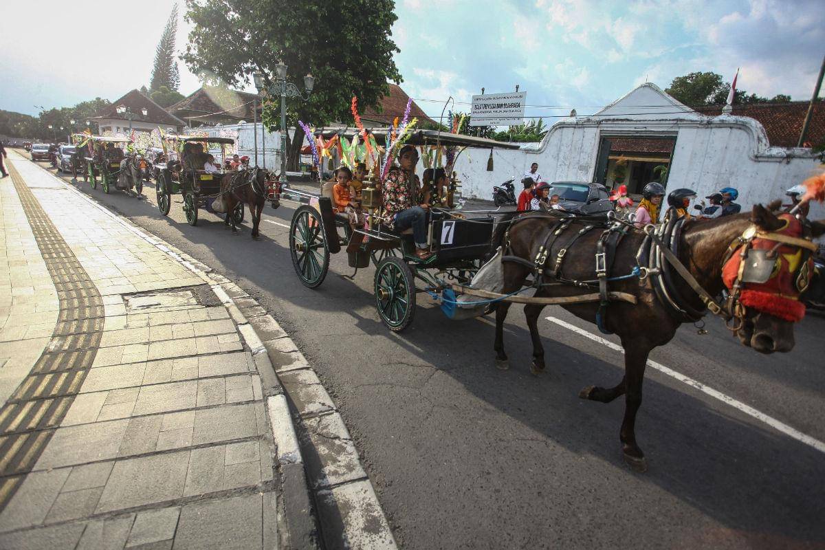 https://cdn.idntimes.com/content-images/post/20170421/antarafoto-pawai-hari-kartini-yogyakarta-200417-hnd-2-ac72d0ecf9cb31d9dd98ed4aa532b17b.jpg