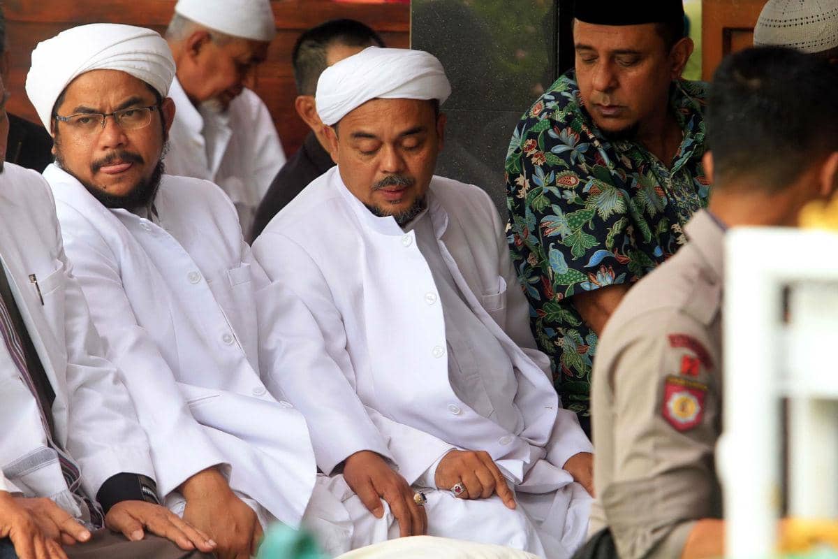 https://cdn.idntimes.com/content-images/post/20170221/antarafoto-pemeriksaan-habib-rizieq-di-bandung-130217-fj-3-35f510ad84696f2d978cf3b7fa9df421.jpg
