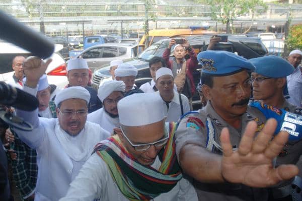 https://cdn.idntimes.com/content-images/post/20170116/antarafoto-pemeriksaan-habib-rizieq-di-mapolda-jabar-120117-fj-1-763413e4c2636598c5ad4ae6c69e1f53.jpg