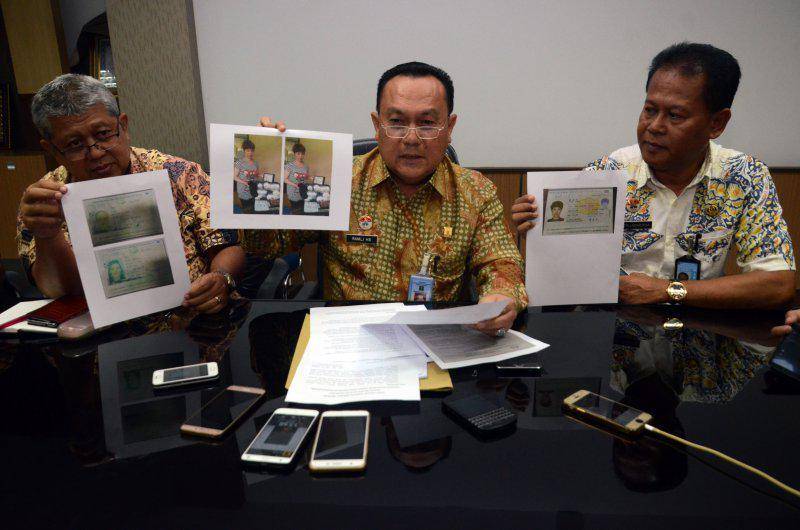 https://cdn.idntimes.com/content-images/post/20170320/antarafoto-penangkapan-tkailegal-di-sulsel-100317-drw-1489990790-13540-746582588f47d10ed9bfd632ec8076b4.jpg