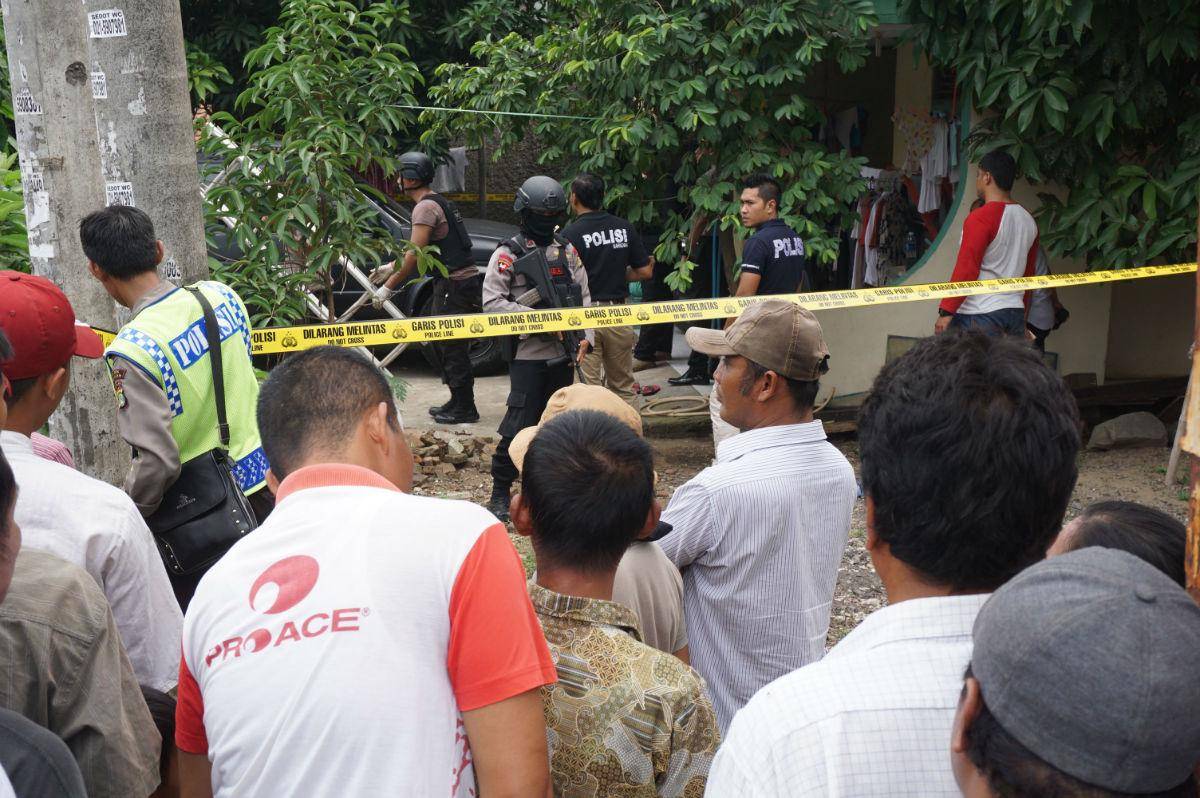 https://cdn.idntimes.com/content-images/post/20161021/antarafoto-penggeledahan-rumah-pelaku-teror-201016-lr-1-b5c180daf131701bb7c710c20b37aa37.jpg