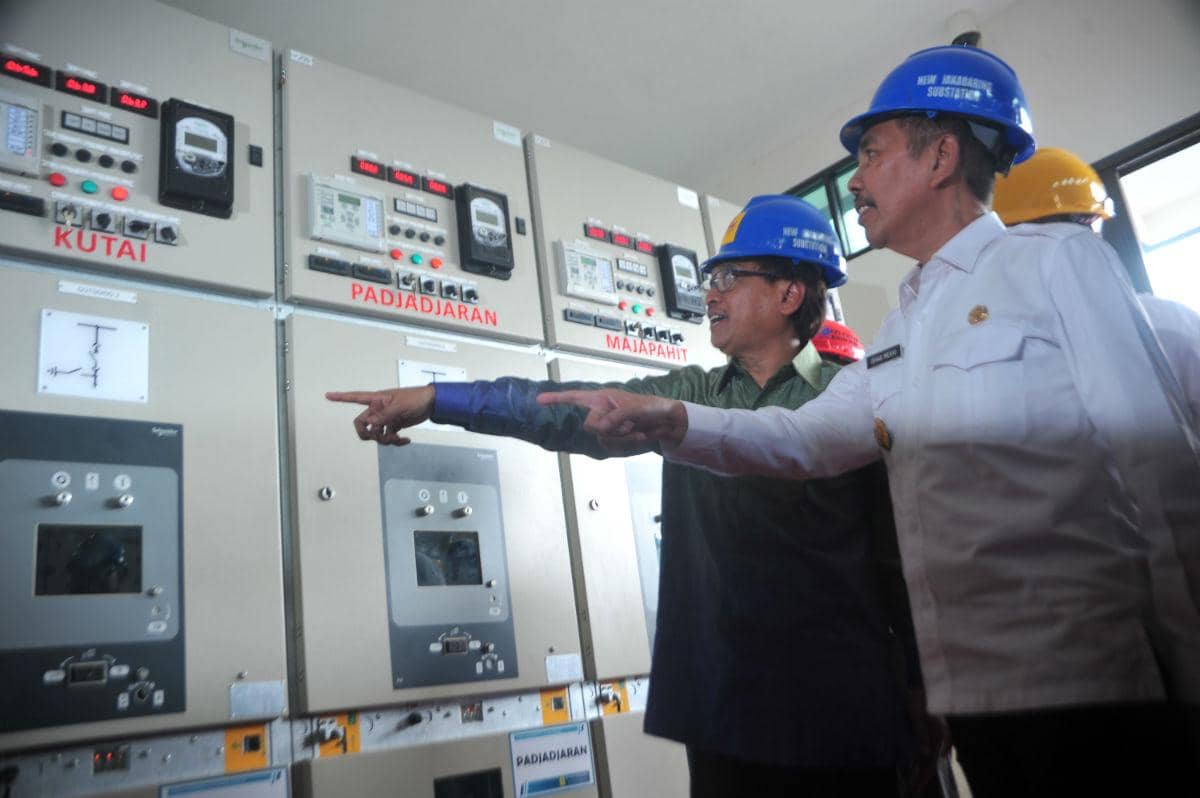 https://cdn.idntimes.com/content-images/post/20161205/antarafoto-peresmian-pengoperasian-gardu-induk-jakabaring-301116-fs-4fea835cf4bfb69dbb0982b69e8856ca.jpg