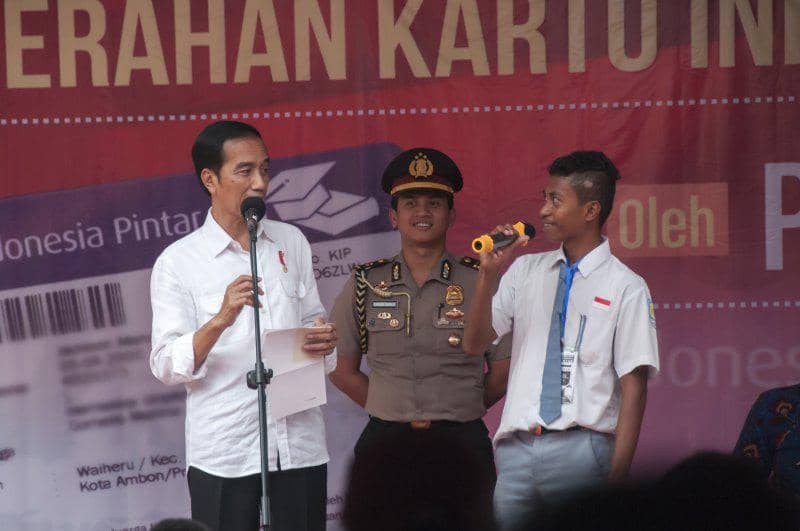 https://cdn.idntimes.com/content-images/post/20170210/antarafoto-presiden-jokowi-bagi-kip-di-ambon-080217-es-01-1486725764-21492-0b178644d0a27a56b424fd1c57a683ff.jpg