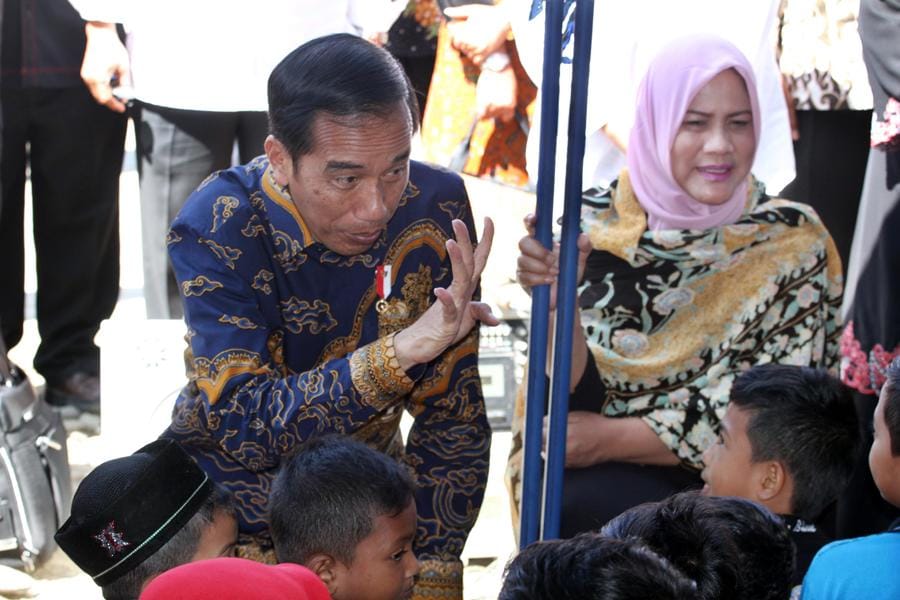 https://cdn.idntimes.com/content-images/post/20170102/antarafoto-presiden-jokowi-dan-ibu-negara-hibur-anak-korban-gempa-aceh-151216-rmd-2-dc2afdcceb4609fddf32d0645eab33f6.jpg