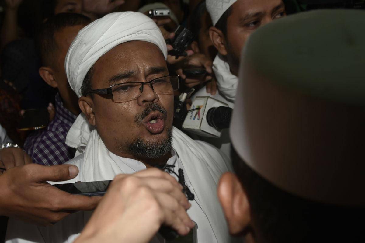 https://cdn.idntimes.com/content-images/post/20161124/antarafoto-rizieq-penuhi-panggilan-bareskrim-031116-pus-2-72a7fc717ccbde305380cfb65c80819d.jpg