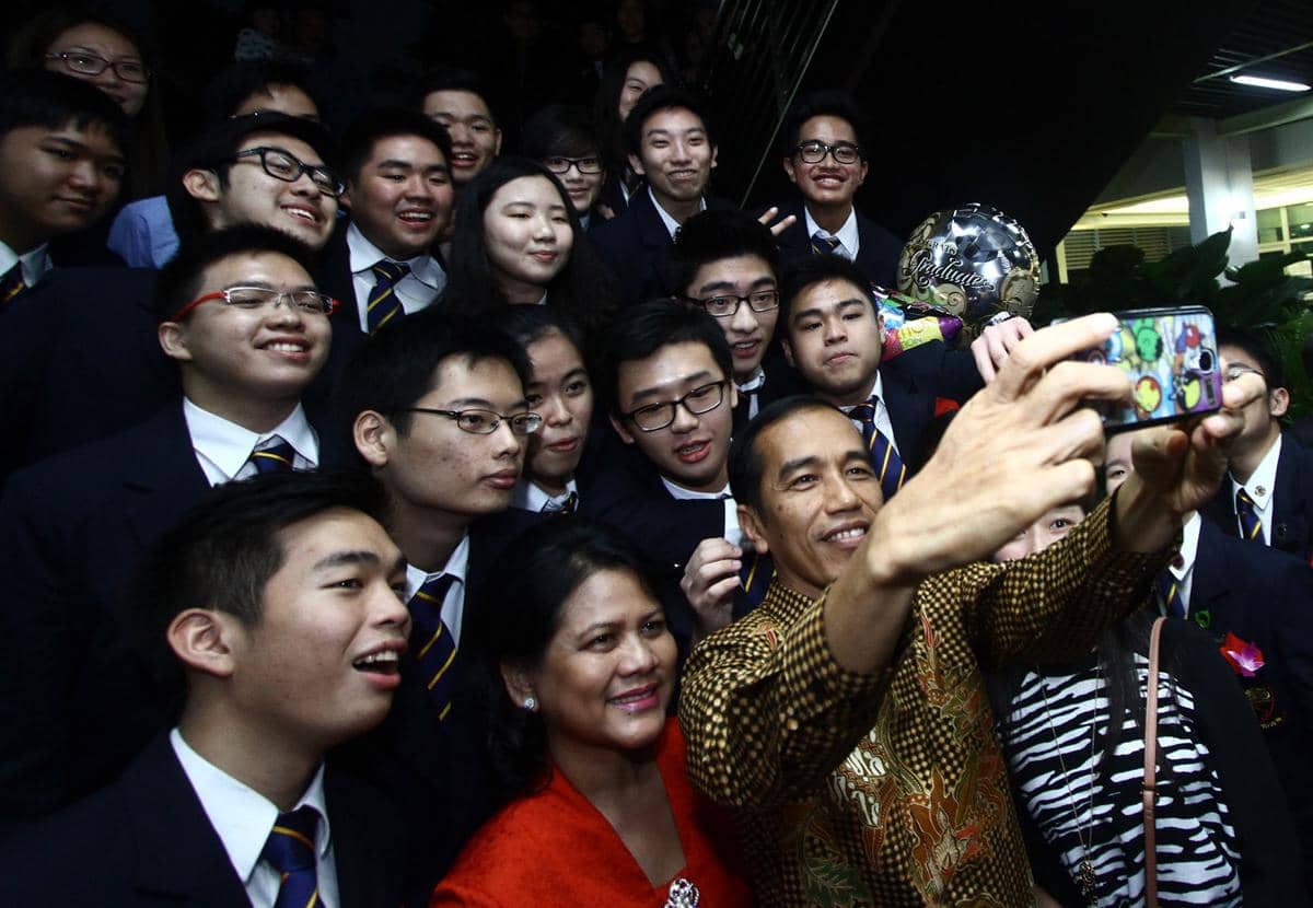 https://cdn.idntimes.com/content-images/post/20161102/antarafoto-selfie-bersama-presiden-221114-jos-3-92a7f817cf7d7708da0ff53d51fe79a6.jpg