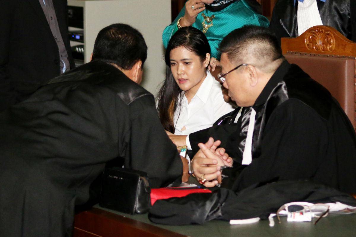 https://cdn.idntimes.com/content-images/post/20161021/antarafoto-sidang-lanjutan-kasus-kopi-sianida-171016-riv-2-70a5e7afa8fda05236ac56285d128ebd.jpg