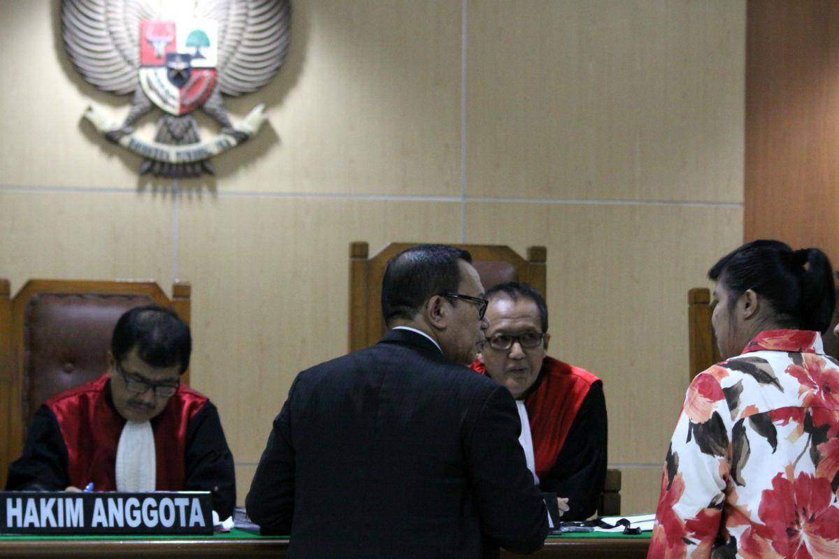 https://cdn.idntimes.com/content-images/post/20161112/antarafoto-sidang-perdana-gugatan-korban-vaksin-palsu-bekasi-091116-ris-1-6f37f42cc4910203e1b7f39757e4230e.jpg