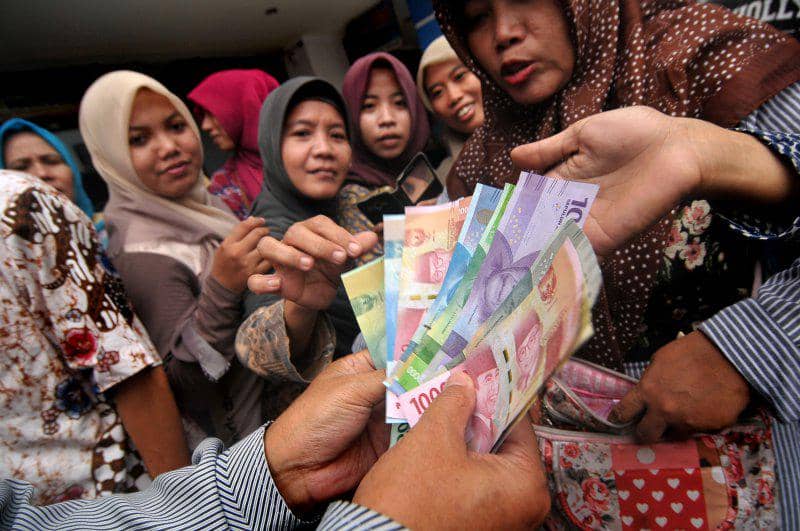 https://cdn.idntimes.com/content-images/post/20161222/antarafoto-sosialisasi-uang-rupiah-baru-191216-ol-1482388483-18477-03845b60303629d2e1f30a9da2625485.jpg