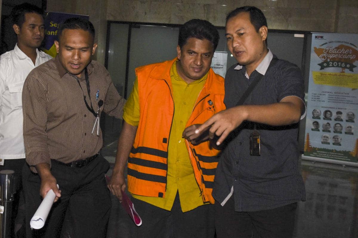 https://cdn.idntimes.com/content-images/post/20161123/antarafoto-tersangka-ott-suap-pejabat-pajak-221116-hma-6-05d3992be21c74c88e09e1977ff6bd33.jpg