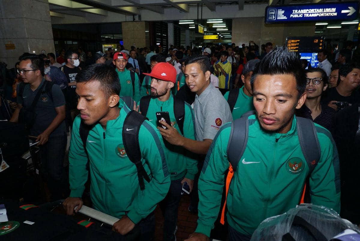 https://cdn.idntimes.com/content-images/post/20161214/antarafoto-timnas-tiba-di-bandara-081216-lr-1-a5f014833c0fb98c1d3956b5f633f592.jpg