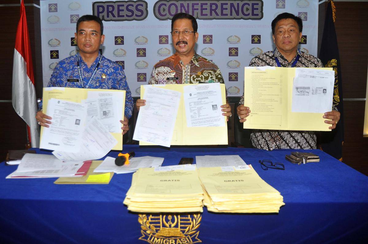 https://cdn.idntimes.com/content-images/post/20170320/antarafoto-tolak-ratusan-pemohon-paspor-240217-aez-2-2adbed0acd1019ba5cbb599b8e2c39aa.jpg