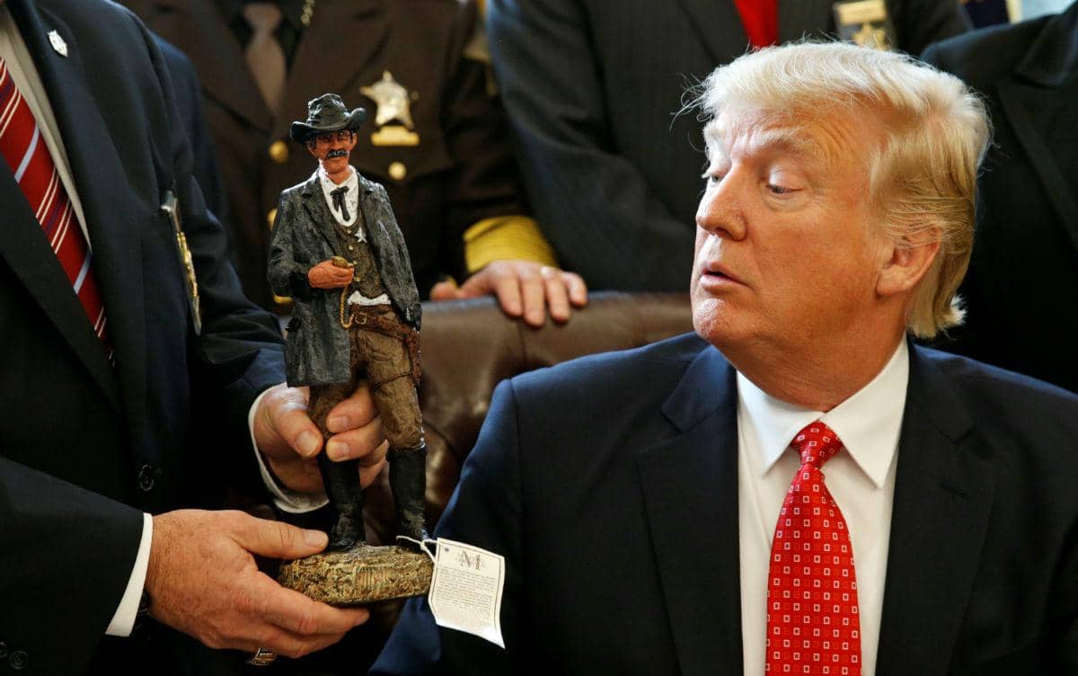 https://cdn.idntimes.com/content-images/post/20170220/antarafoto-trump-meets-sheriff-washington-080217-ee2175fccf21296807a459e97d1c3670.jpg