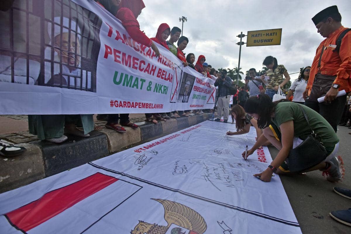 https://cdn.idntimes.com/content-images/post/20170208/antarafoto-tuntut-penahanan-rizieq-shihab-290117-wpa-1-1192fa37058e51980faa95bf3b0a0593.jpg