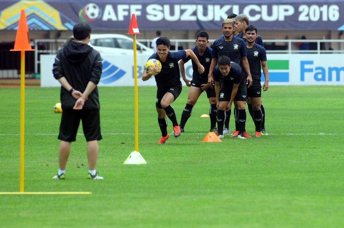 https://cdn.idntimes.com/content-images/post/20161214/antarafoto-uji-coba-lapangan-timnas-thailand-131216-ysw-6-0c34b7e20b532a13b4f10308681f39c9.jpg