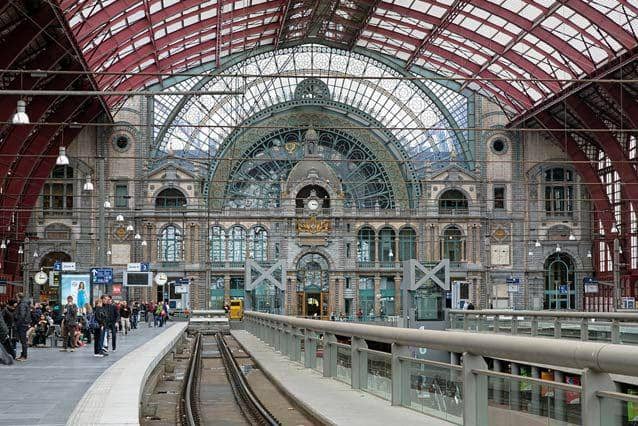 https://cdn.idntimes.com/content-images/post/20170117/antwerpcentralstationplatformsinteriorjpg638x0-q80-crop-smart-f92da55cbacd02bdfeb2aaeb5a87621a.jpg