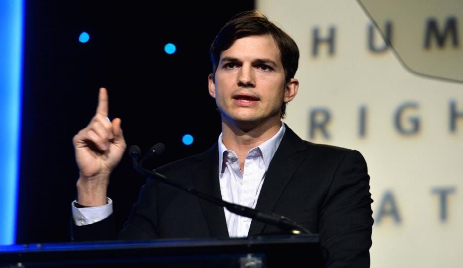 https://cdn.idntimes.com/content-images/post/20170216/ashton-kutcher-blows-john-mccain-a-kiss-05224e62d2f3141133f927ab07db92b9.jpg
