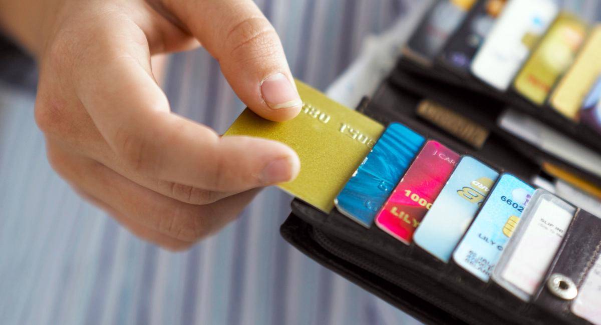 https://cdn.idntimes.com/content-images/post/20161206/at0crt-close-up-on-woman-taking-credit-card-out-of-her-purse-2-0c79b879b2735acf30f0cab2c44a404a.jpg