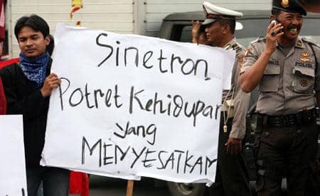 http://cdn.idntimes.com/content-images/post/old/ba8b0-2012122sinetron--istimewa--b.jpg
