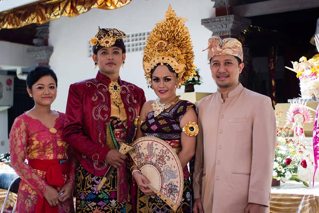 https://cdn.idntimes.com/content-images/post/20161223/bali-traditional-wedding-aa2310b6457fd7f8706e8fcfcceeca52.jpg