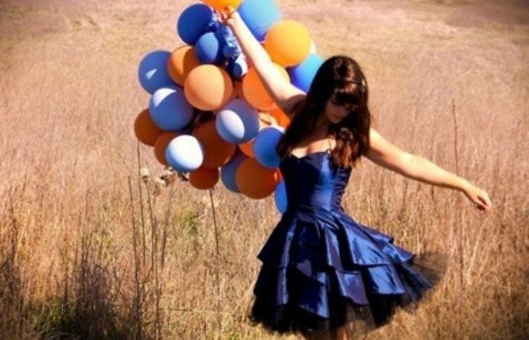 http://cdn.idntimes.com/content-images/post/20151210/balloon-dress-field-girl-happy-favimcom-130950-750x482-0b389c0869ad6eed3f3d29d2e13ff1c0.jpg