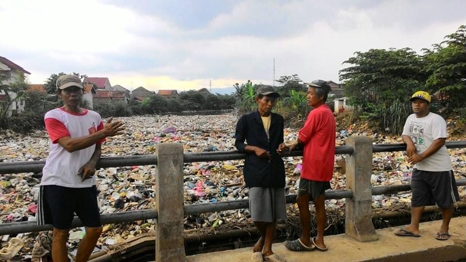 https://cdn.idntimes.com/content-images/post/20170221/bank-sampah-bandung-87432b4bfcd3389b04ef8bc6afe22c02.jpg
