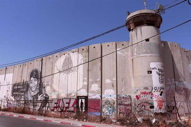 https://cdn.idntimes.com/content-images/post/20170312/banksy-4-1558c4e6919316fc17b687a0e5c1d76d.jpg