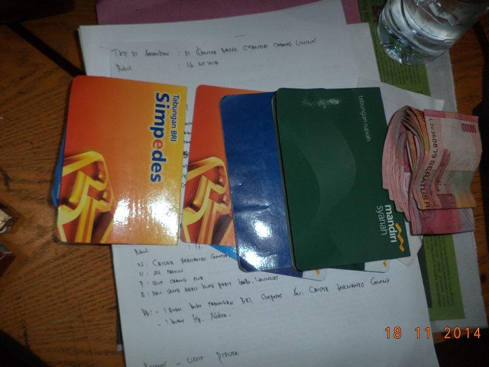 http://cdn.idntimes.com/content-images/post/20160203/barang-bukti-yang-diamankan-berupa-buku-tabungan-dan-atm-418aedb770daf4cc3ef9437a65a76fe1.jpg