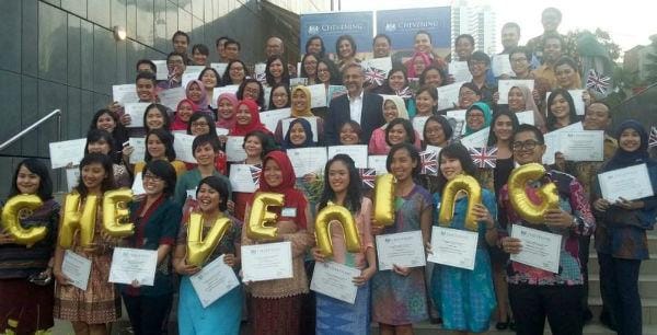 http://cdn.idntimes.com/content-images/post/20151128/beasiswa-chevening-okezonecom-w600-h1000-6ee557745a6c358968d0ce6cbff897ef.jpg