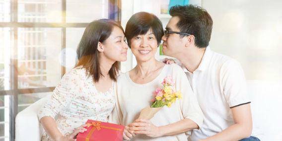 http://cdn.idntimes.com/content-images/post/20151113/beri-kado-spesial-untuk-orangtua-dengan-hadiah-yang-tak-terlupakan-50fb75083230458d562bb48d6b52cb06.jpg