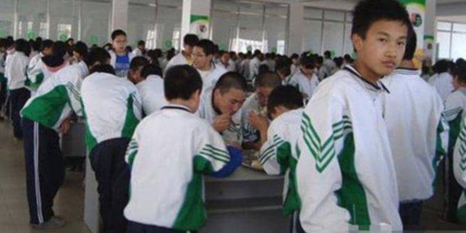 https://cdn.idntimes.com/content-images/post/20170405/biar-siswa-makan-cepat-sekolah-di-china-hilangkan-kursi-kantin-41554189959ba01756817a5d5c050bc4.jpg