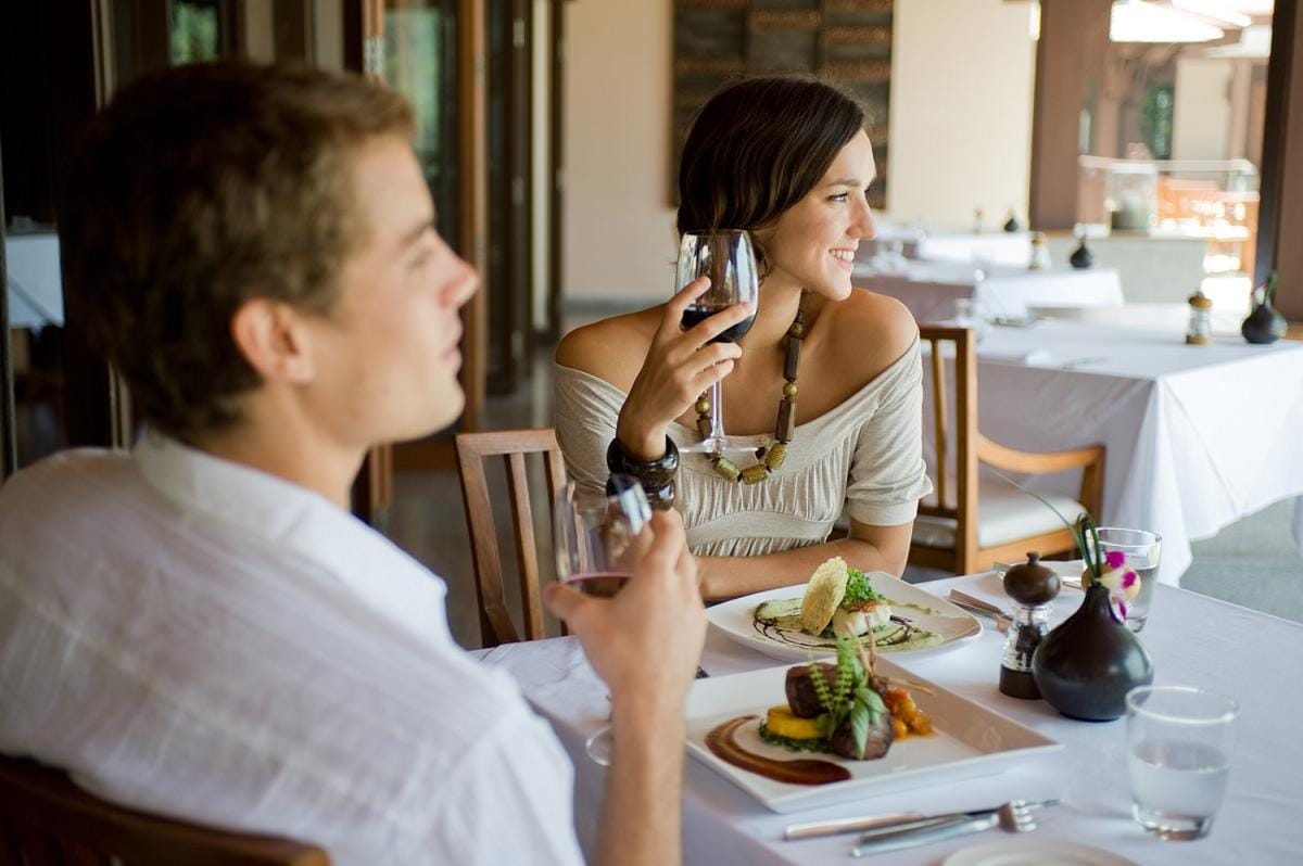 https://cdn.idntimes.com/content-images/post/20170510/bigstock-couple-having-dinner-3225749-1caf45e0231614dcb612cc7db2490534.jpg