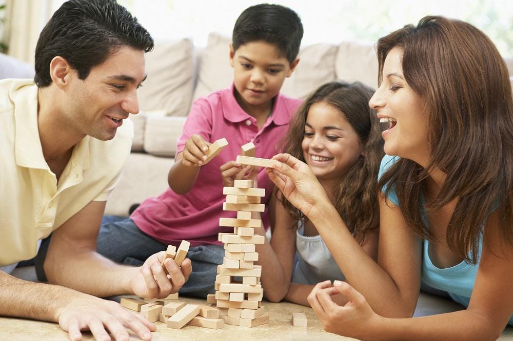 https://cdn.idntimes.com/content-images/post/20161108/bigstock-family-playing-game-together-a-13910576-19dfb719e7fba8b8c00fde65882d58bd.jpg