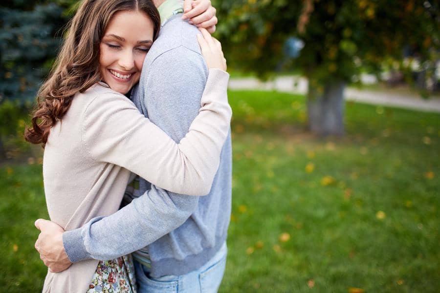 https://cdn.idntimes.com/content-images/post/20170102/bigstock-happy-girl-embracing-her-boyfr-63379537-8f82f19f1cdb2baf67e3e887da4d5a03.jpg