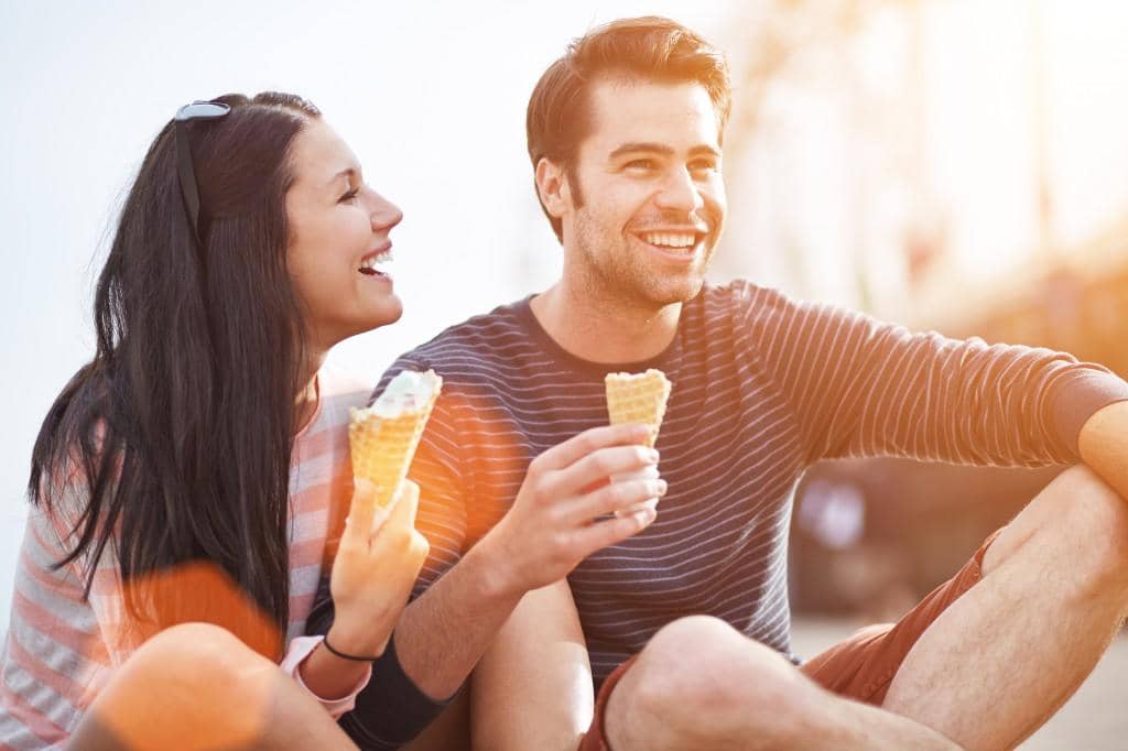 https://cdn.idntimes.com/content-images/post/20161226/bigstock-romantic-couple-eating-ice-cre-52119334-1024x682-3b85c0082416a7274469a381e5e4e7fe.jpg