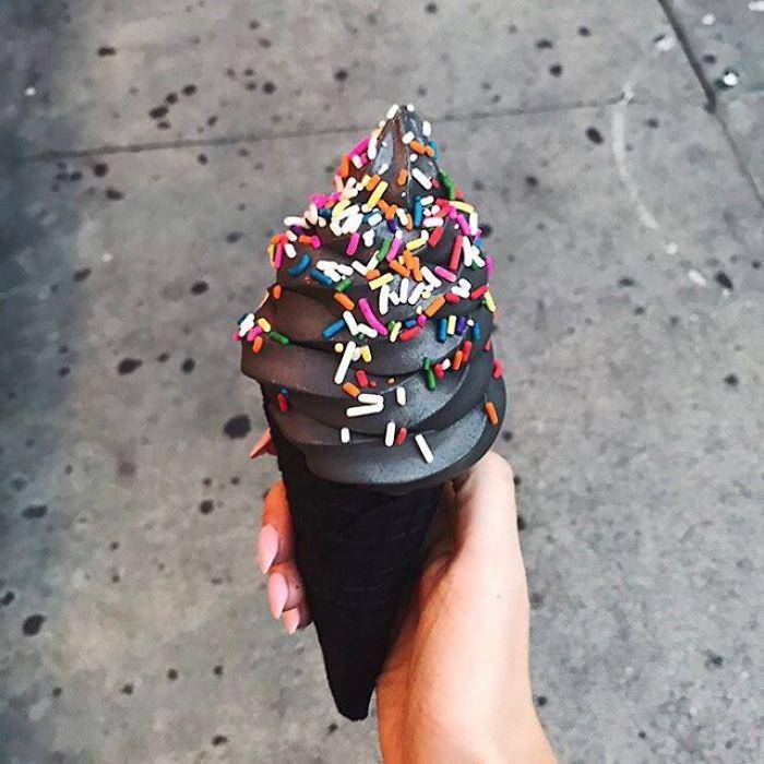 https://cdn.idntimes.com/content-images/post/20170427/black-ice-cream-cone-little-damage-10-590085f8e5917-700-1c44f3d922a996fff5d560996b22eff0.jpg