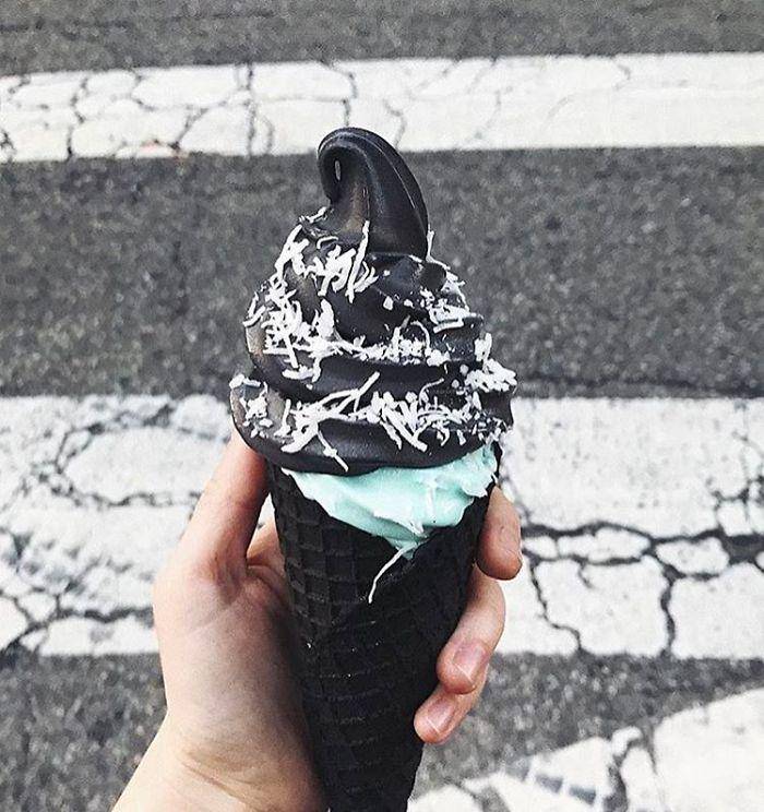 https://cdn.idntimes.com/content-images/post/20170427/black-ice-cream-cone-little-damage-9-590085f612d76-700-5cf6ec3279ce8f8645e5b92925c4e2f0.jpg